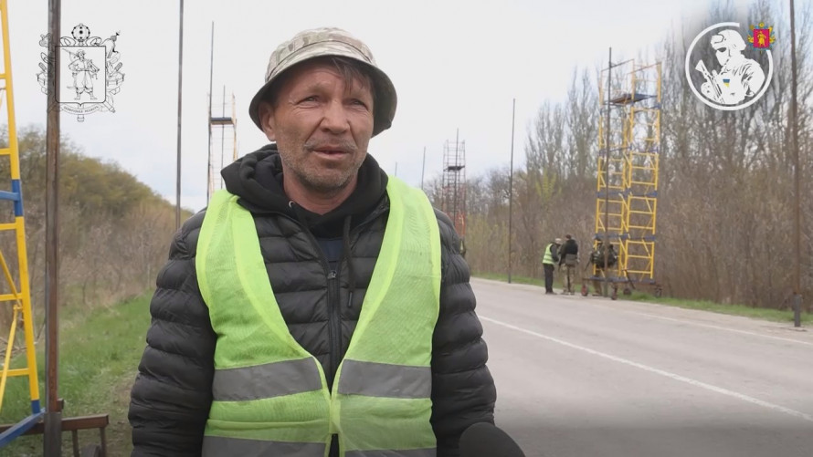 Близько двохсот кілометрів під захистом: запорізькі дороги закривають від дронів (фото, відео)