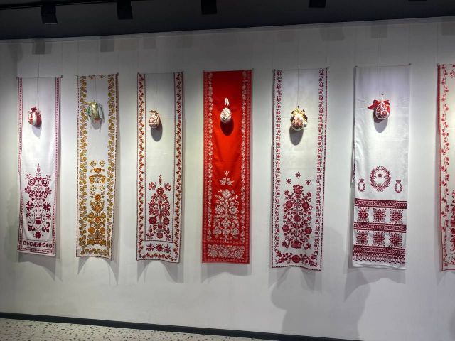 Українські пісні ожили у вишивці: у Запоріжжі відкрилася виставка писанок, рушників, мотанок (фото)