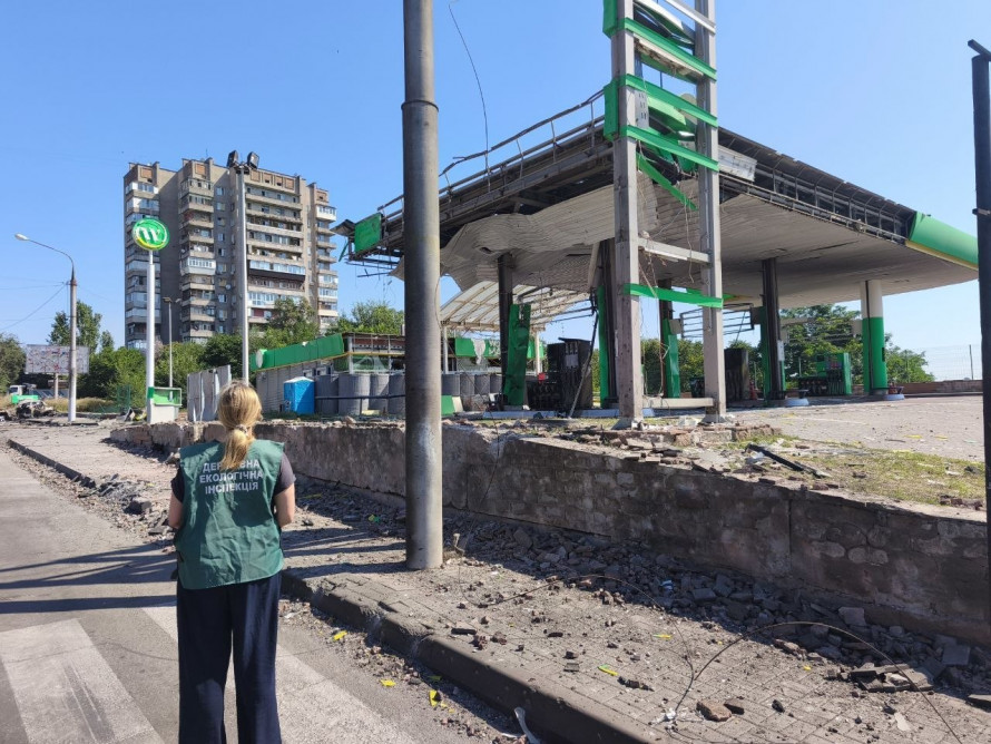 Знищені будинки, заправка, вирви серед цвинтаря: у Запоріжжі екологи показали наслідки авіаударів 26 та 27 липня (фото)