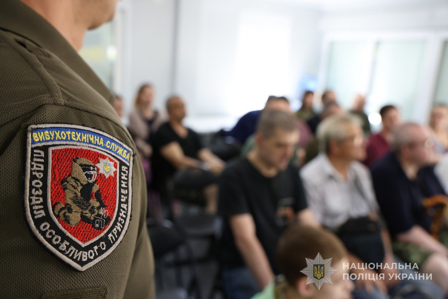 Чотирилапа терапія - у Запоріжжі собаки поліції допомагають військовим відновитися після поранень (фото)