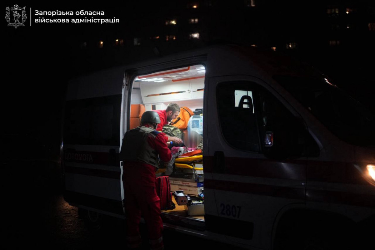 «Було чисто й людно, а сьогодні — уламки»: що розповідають очевидці нічного удару по Запоріжжю (фото, відео)