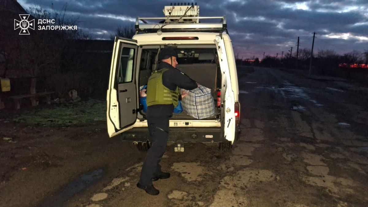 "Поки чекав рятувальників, ворог обстрілював село двічі" - із зони небезпеки в Запорізькій області вдалося вивезти двох людей (фото)