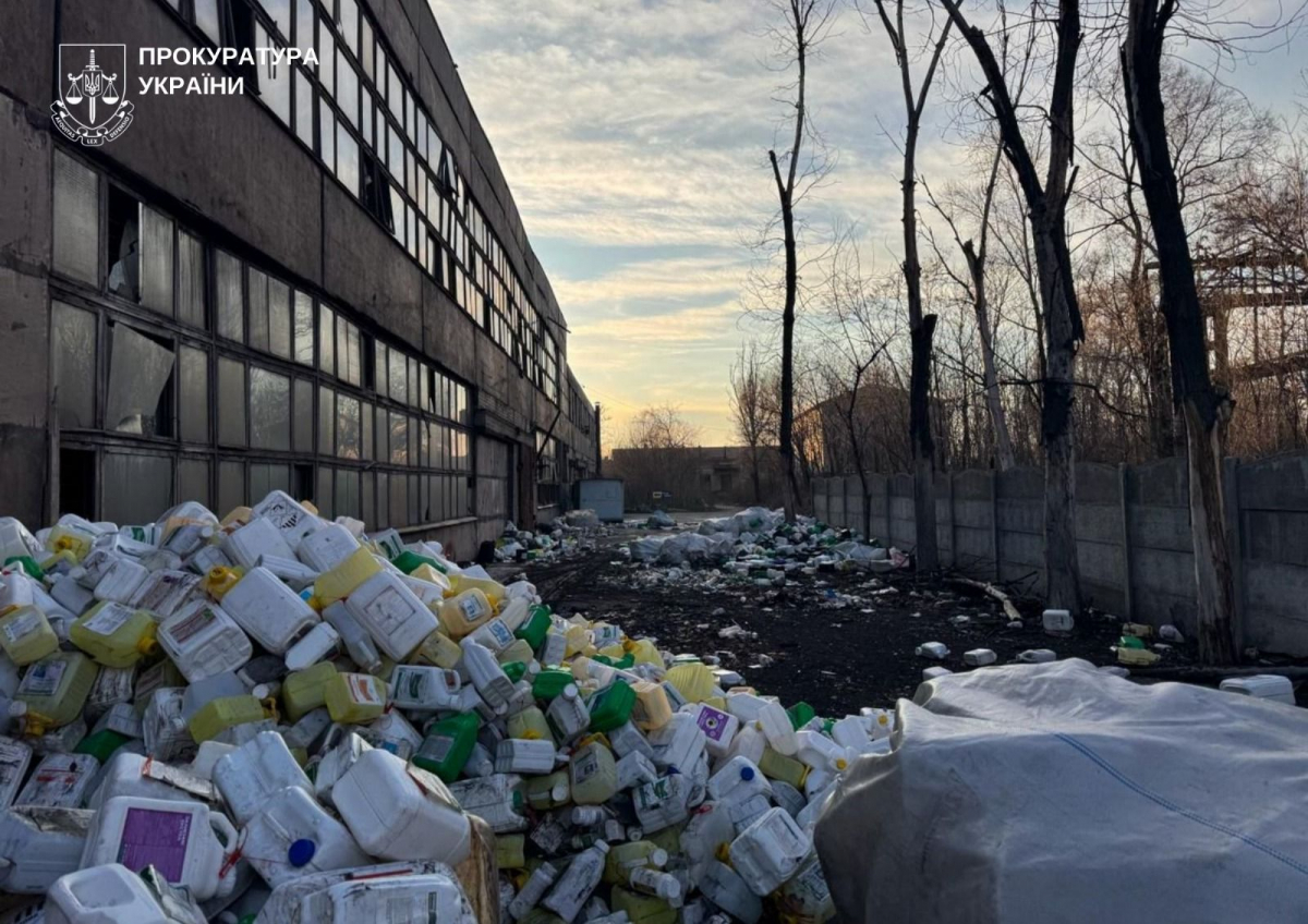 Небезпечні відходи цілий рік труїли землю: у Запоріжжі подружжя постане перед судом (фото)