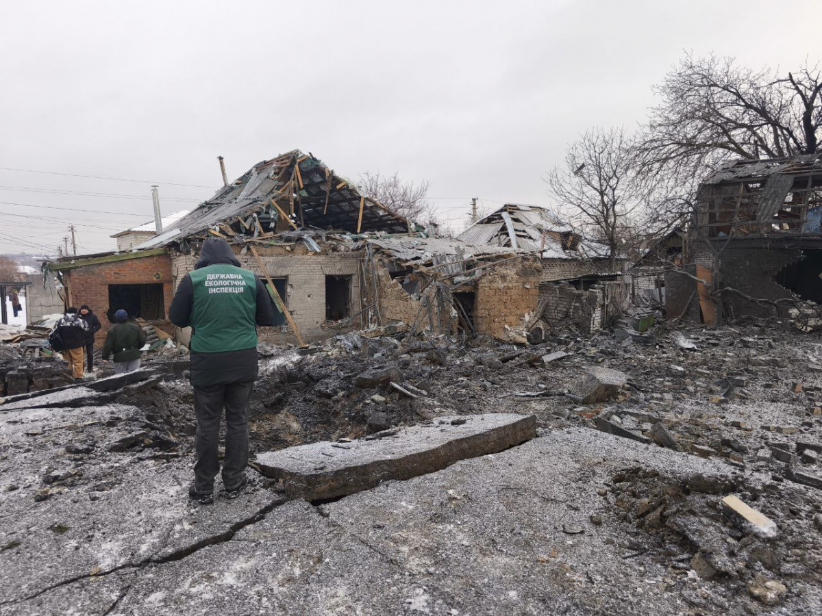 Величезні вирви та уламки довкола: в Запоріжжі екологи зафіксували наслідки удару керованими авіабомбами (фото)