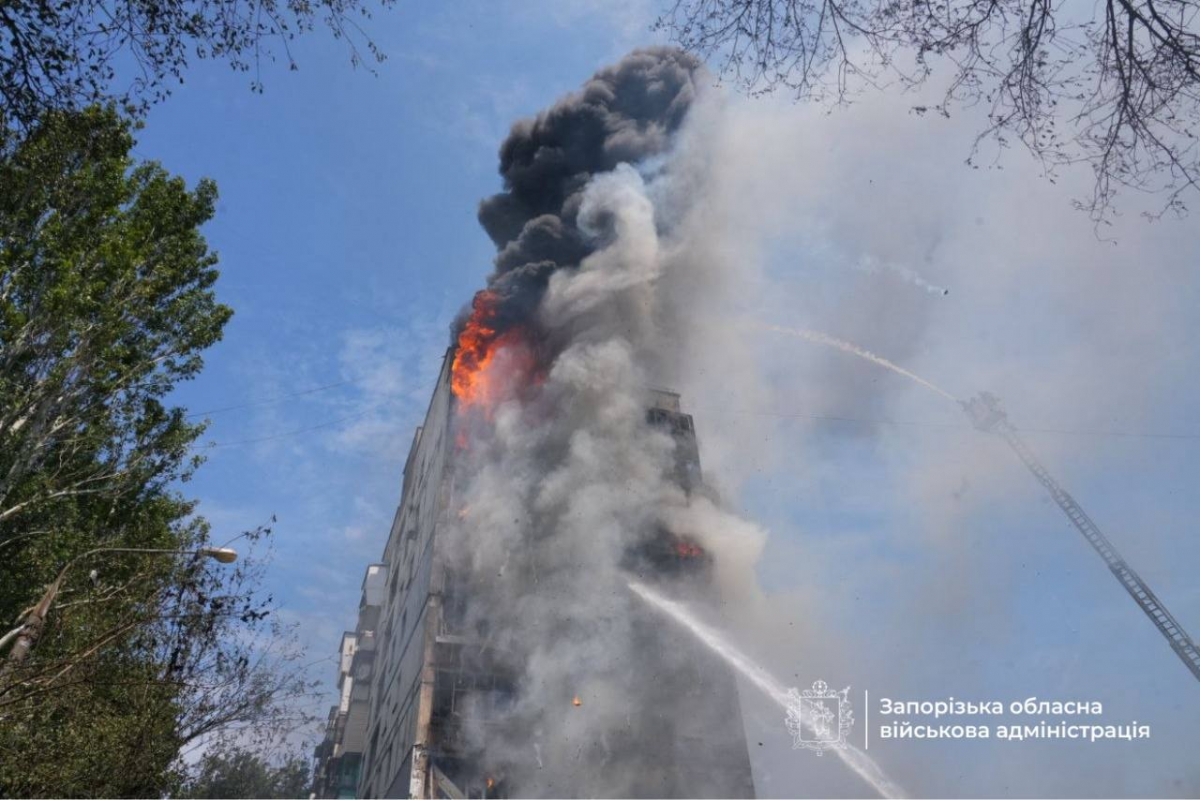 Вдруге під авіаударом у Запоріжжі: військовий після операції повернувся до будинку і знову потрапив під обстріл (відео)