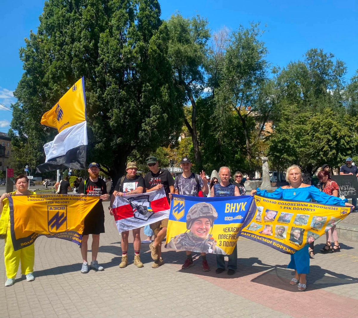 "Боремося. Надіємося. Чекаємо": у Запоріжжі відбулася акція на підтримку військовополонених (фото)