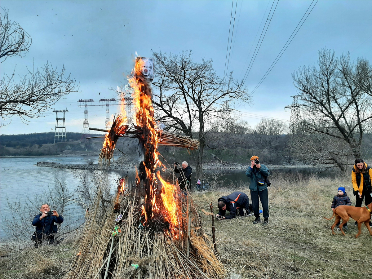 Символічний ритуал - у Запоріжжі спалили опудало російського диктатора (фото, відео)