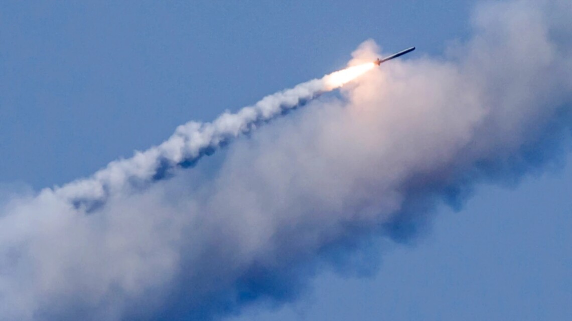 Вибухи в Запоріжжі – росіяни завдали ракетного удару по підприємству, є поранена людина