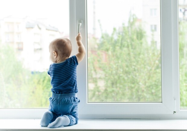 Відчинені вікна — небезпека для дитини: поліцейські нагадують запоріжцям важливі правила безпеки