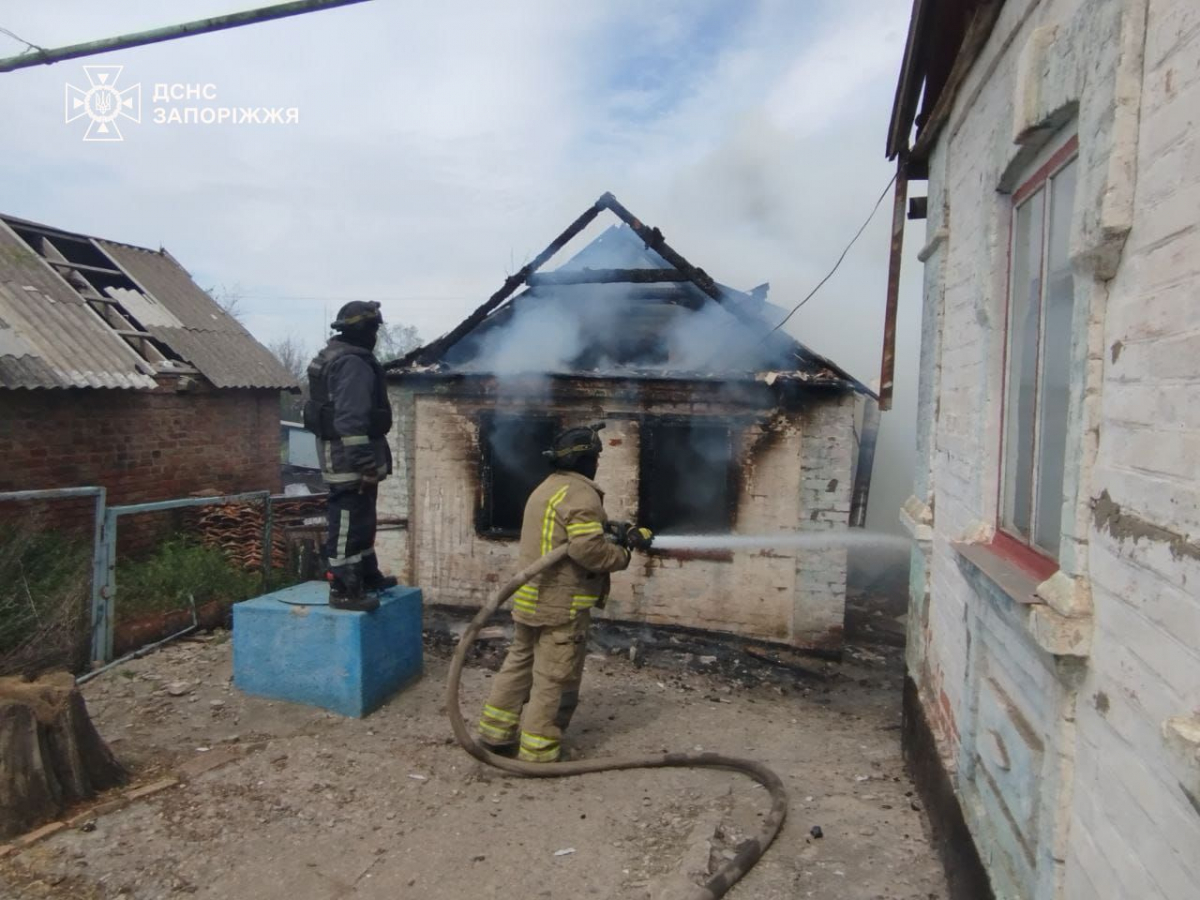 Завдали понад пів тисячі ударів - внаслідок ворожих обстрілів Запорізької області виникли масштабні пожежі (фото)