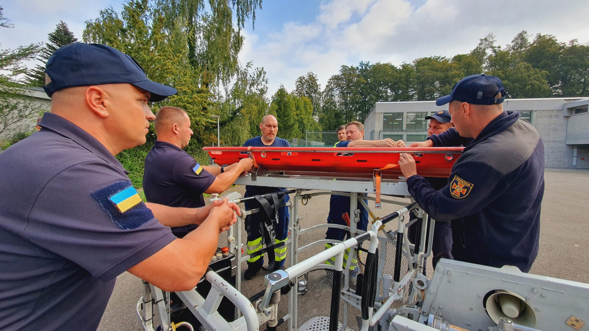 Запорізькі рятувальники проходили навчання у Швейцарії та отримали там важливу техніку - фото, відео