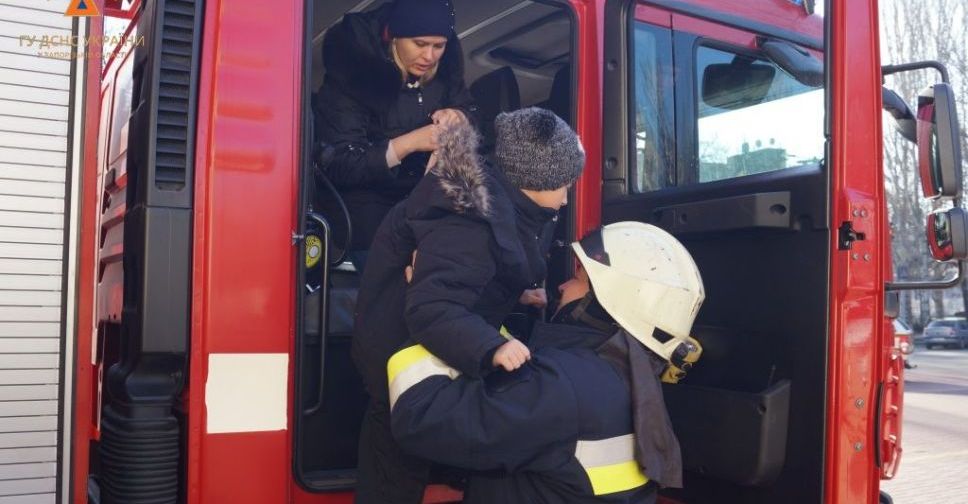 Напередодні Нового року рятувальники ДСНС втілили мрію хлопчика із Запоріжжя