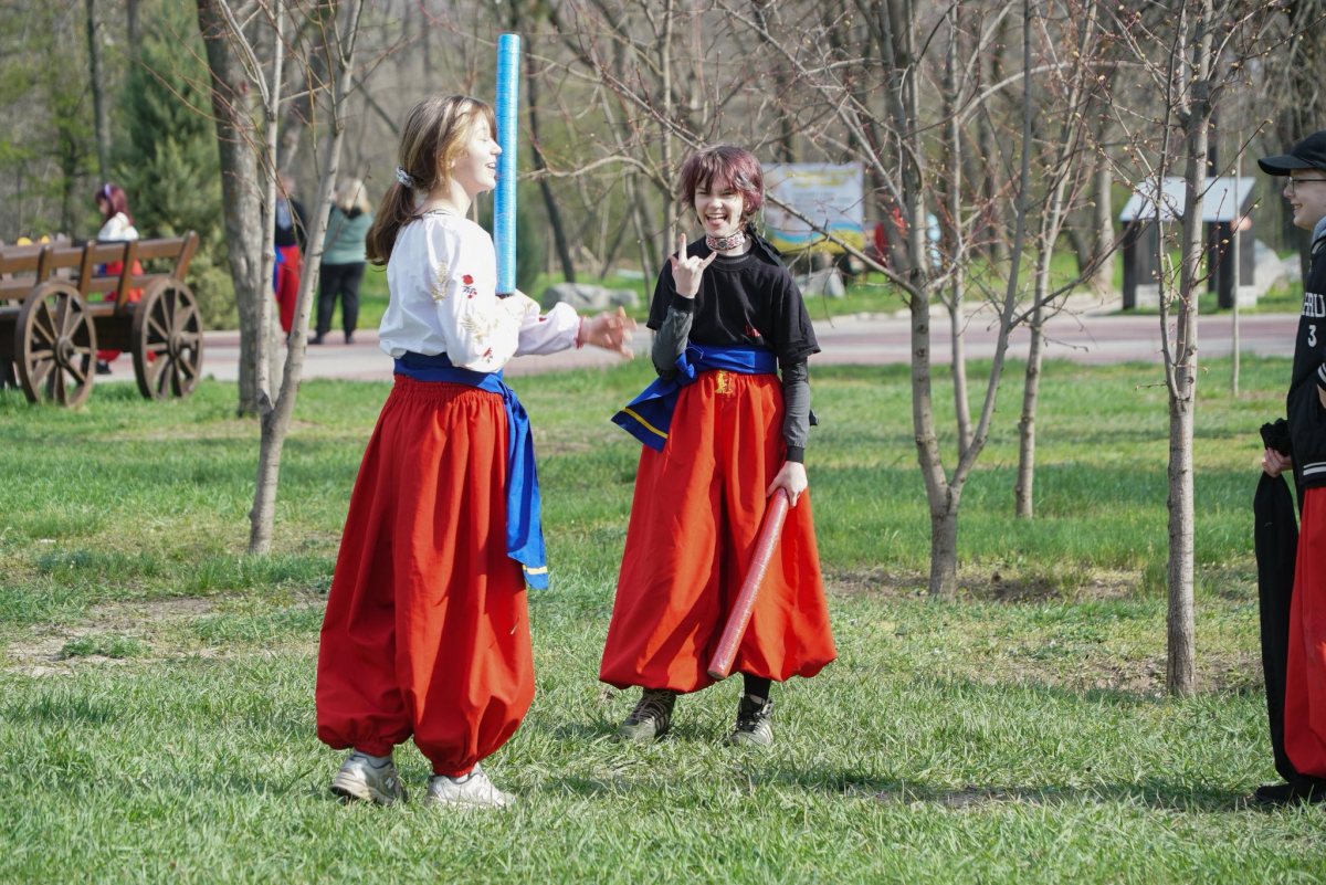 На Великдень спасівці показали на Хортиці видовищні козацькі бойові мистецтва - фото