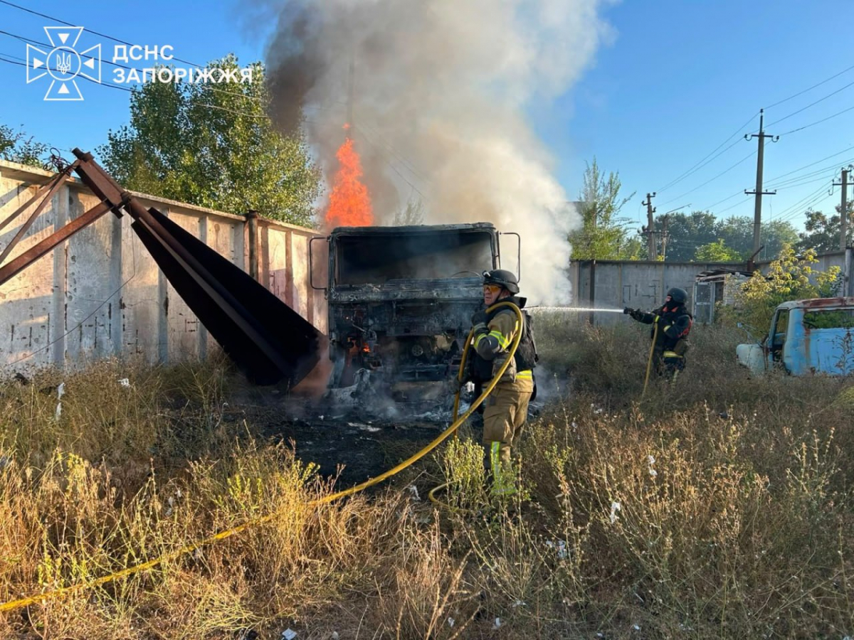 24 гектари у вогні: у Запорізькій області надзвичайники приборкали пожежі, спричинені обстрілами (фото)