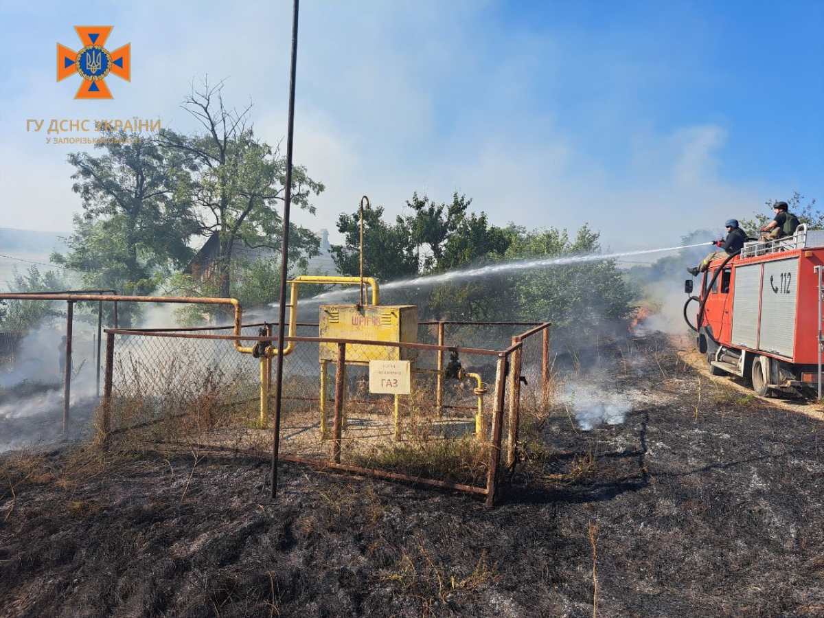 Поранена людина, зруйновані будинки та пожежі - ворог продовжує обстрілювати Запорізьку область