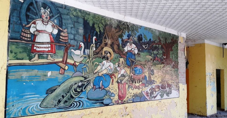 У покинутому дитячому таборі під Запоріжжям виявили незвичайні фрески минулого століття - фото