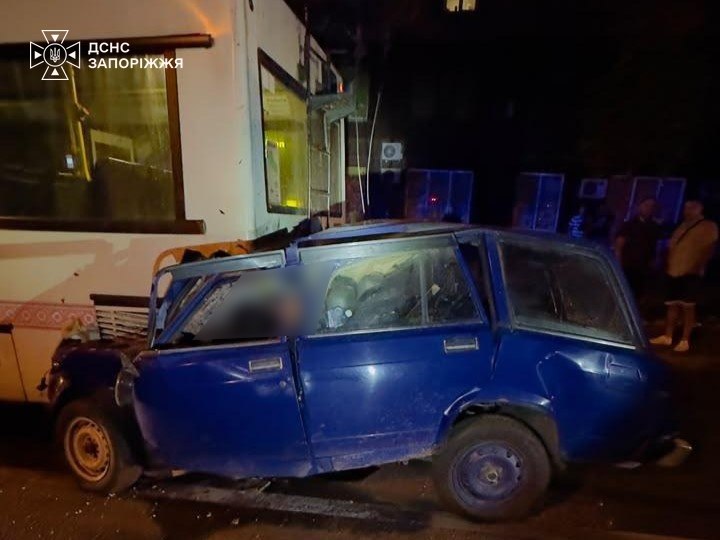 У Запоріжжі легковик врізався у тролейбус: загинули двоє людей (фото)
