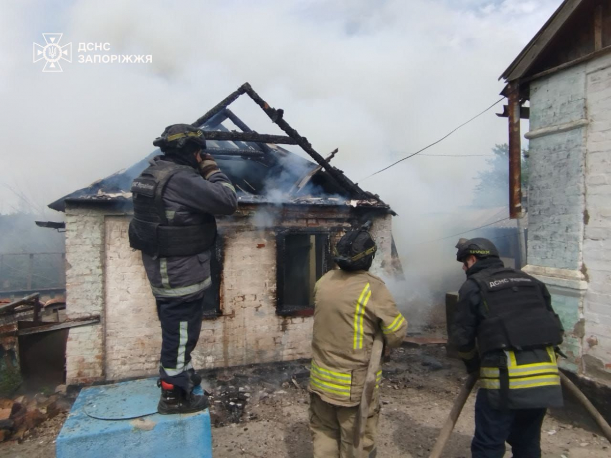 Завдали понад пів тисячі ударів - внаслідок ворожих обстрілів Запорізької області виникли масштабні пожежі (фото)