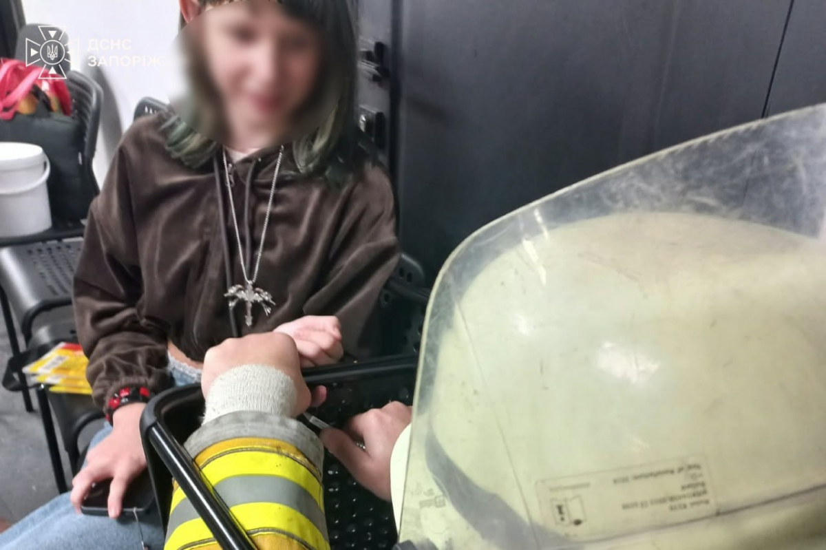 Палець застряг у стільці: у Запоріжжі рятувальники допомогли 10-річній дівчинці (фото)