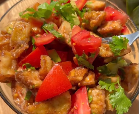 Смак вас здивує: рецепт літнього салату з хрумкими баклажанами - відео