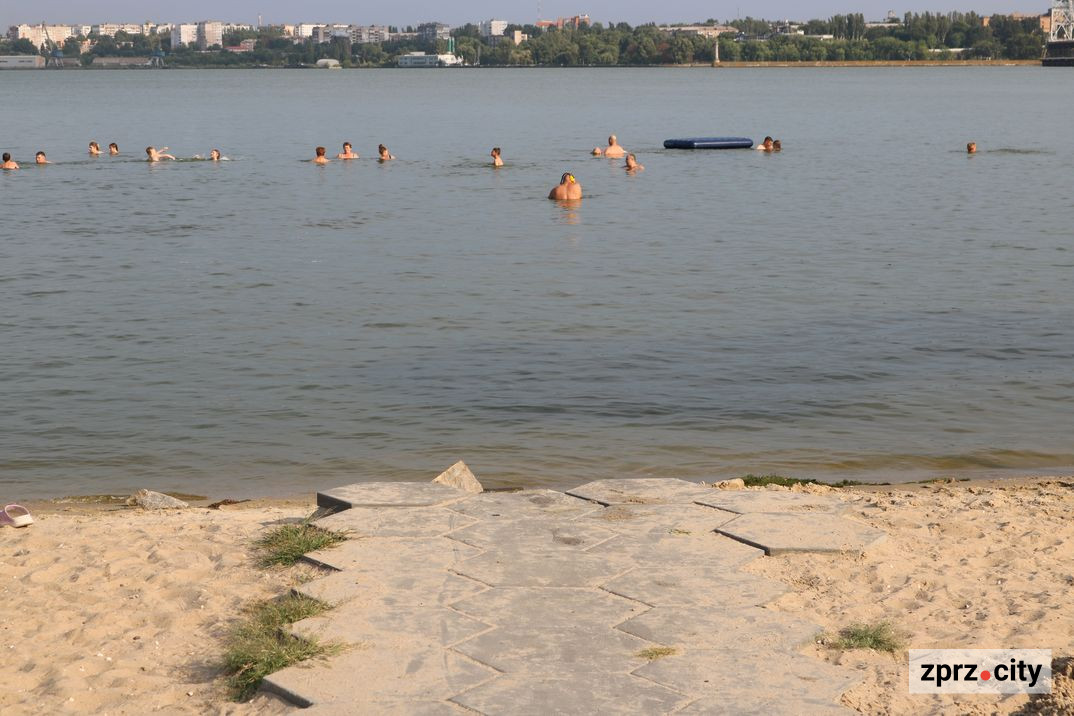 Як виглядає в кінці літа один із запорізьких пляжів - рівень води там не знизився: фото