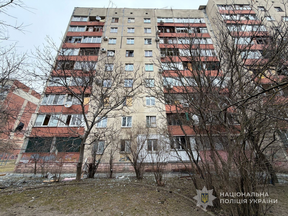 Вирви та уламки на землі: в Запоріжжі фахівці екоінспекції обстежили уражені дронами ділянки (фото)