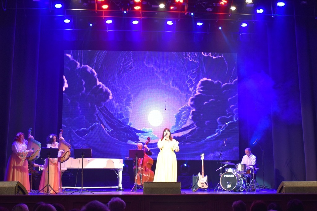 Блискучій співачці у Запоріжжі на концерті дарували не тільки квіти, а й полуниці