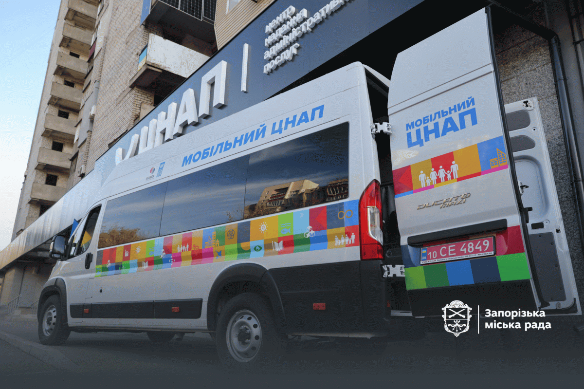 Ворожий удар пошкодив автомобіль: у Запоріжжі тимчасово не працюватиме «Мобільний ЦНАП» (фото)