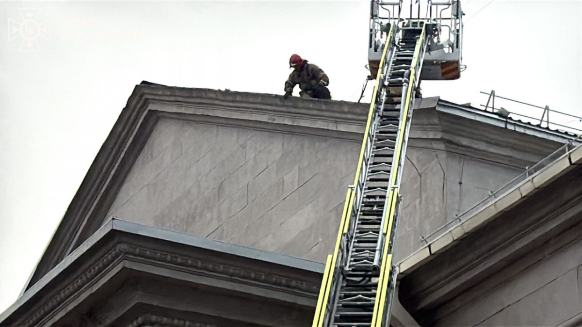 Зруйнована арка та пошкоджений дах філармонії: у Запоріжжі триває ліквідація наслідків буревію (фото, відео)