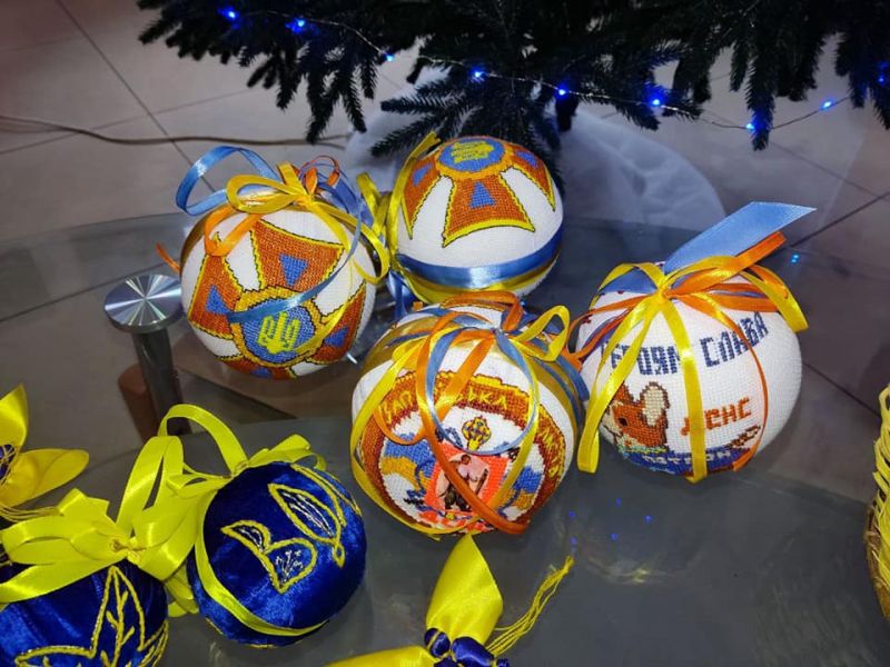 Головну ялинку рятувальників ДСНС Запоріжжя прикрасили магічними кульками-оберігами
