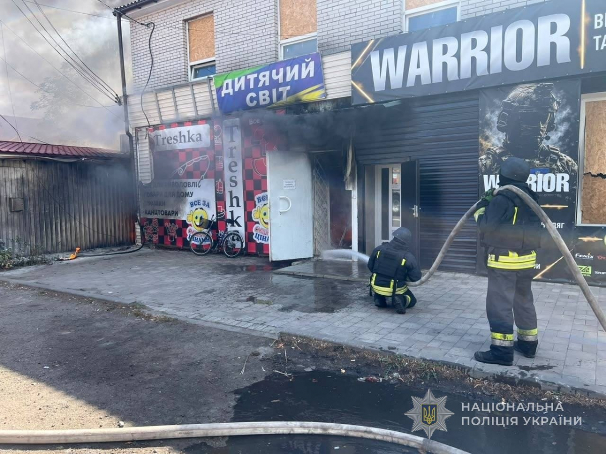 У Запорізькій області внаслідок ворожих атак горів потяг, магазин, кафе і житло - загинула людина (фото)