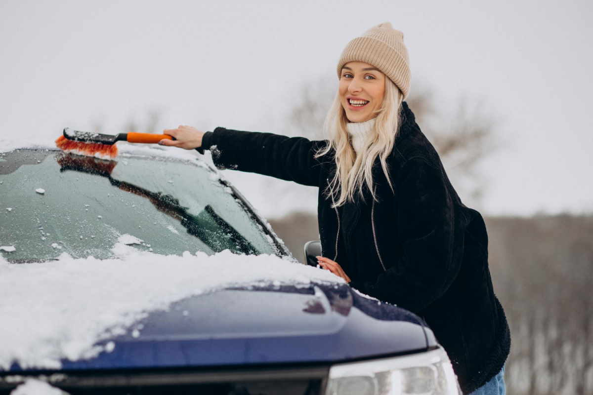 Як швидко і легко очистити машину від снігу та льоду