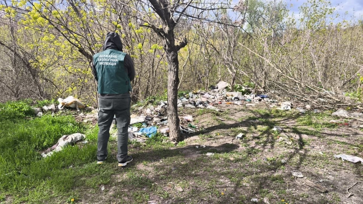 Мешканця обурило сміття у районі: у Запоріжжі екологи виявили кілька стихійних звалищ (фото)