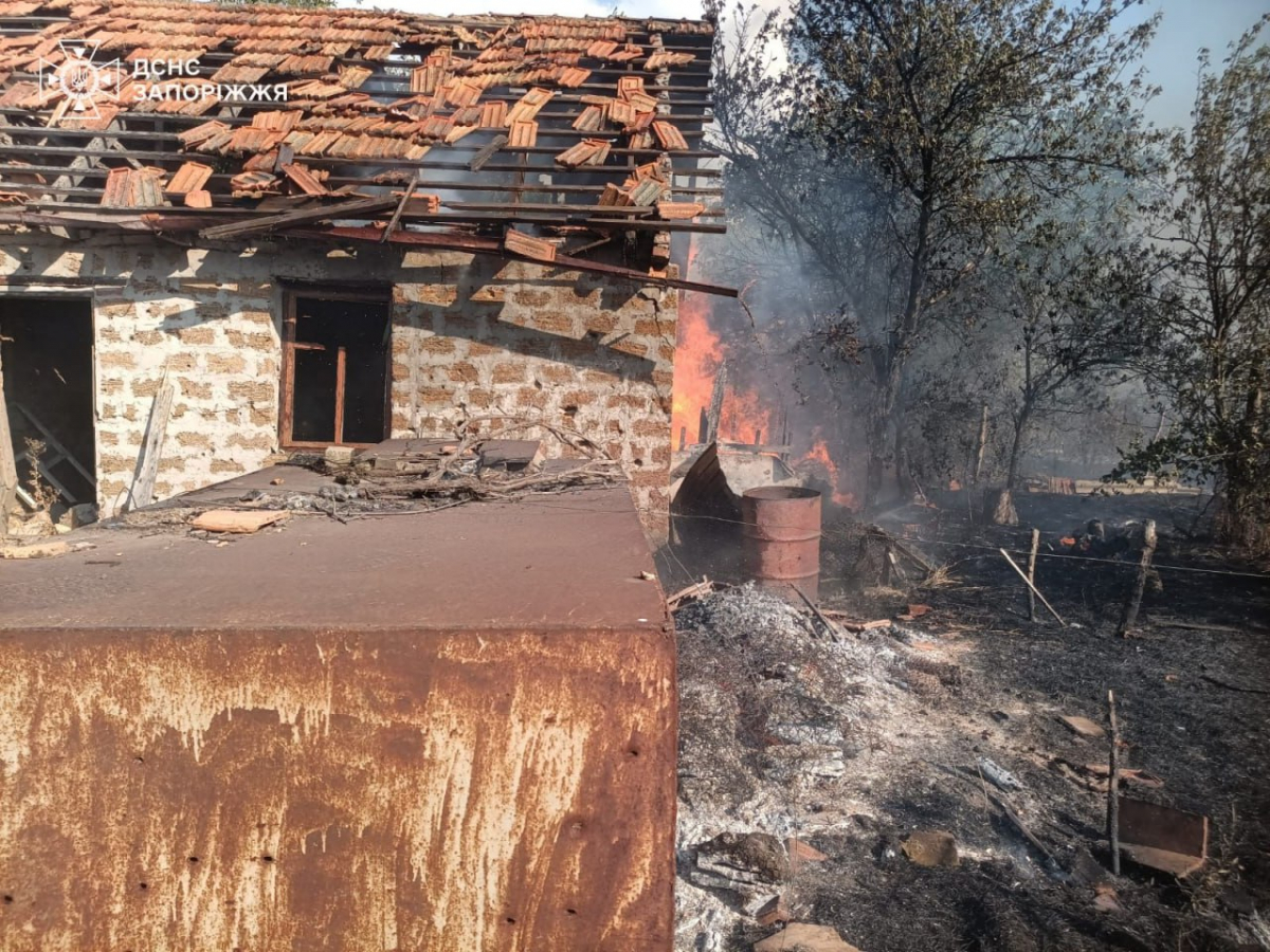Горіли житлові будинки - внаслідок ворожого обстрілу в Оріхові сталась масштабна пожежа (фото)