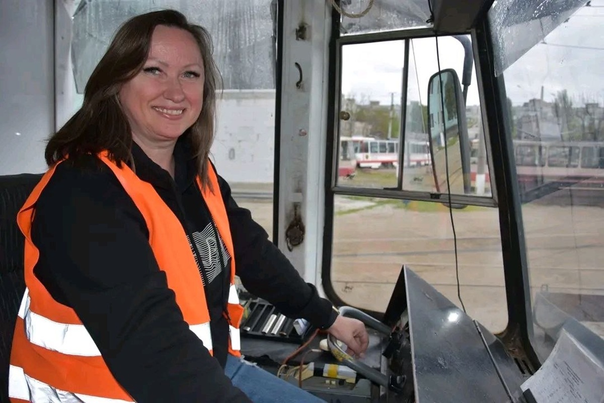 Новий фах: у Запоріжжі швачка стала водійкою трамвая в межах експериментального проєкту (фото)