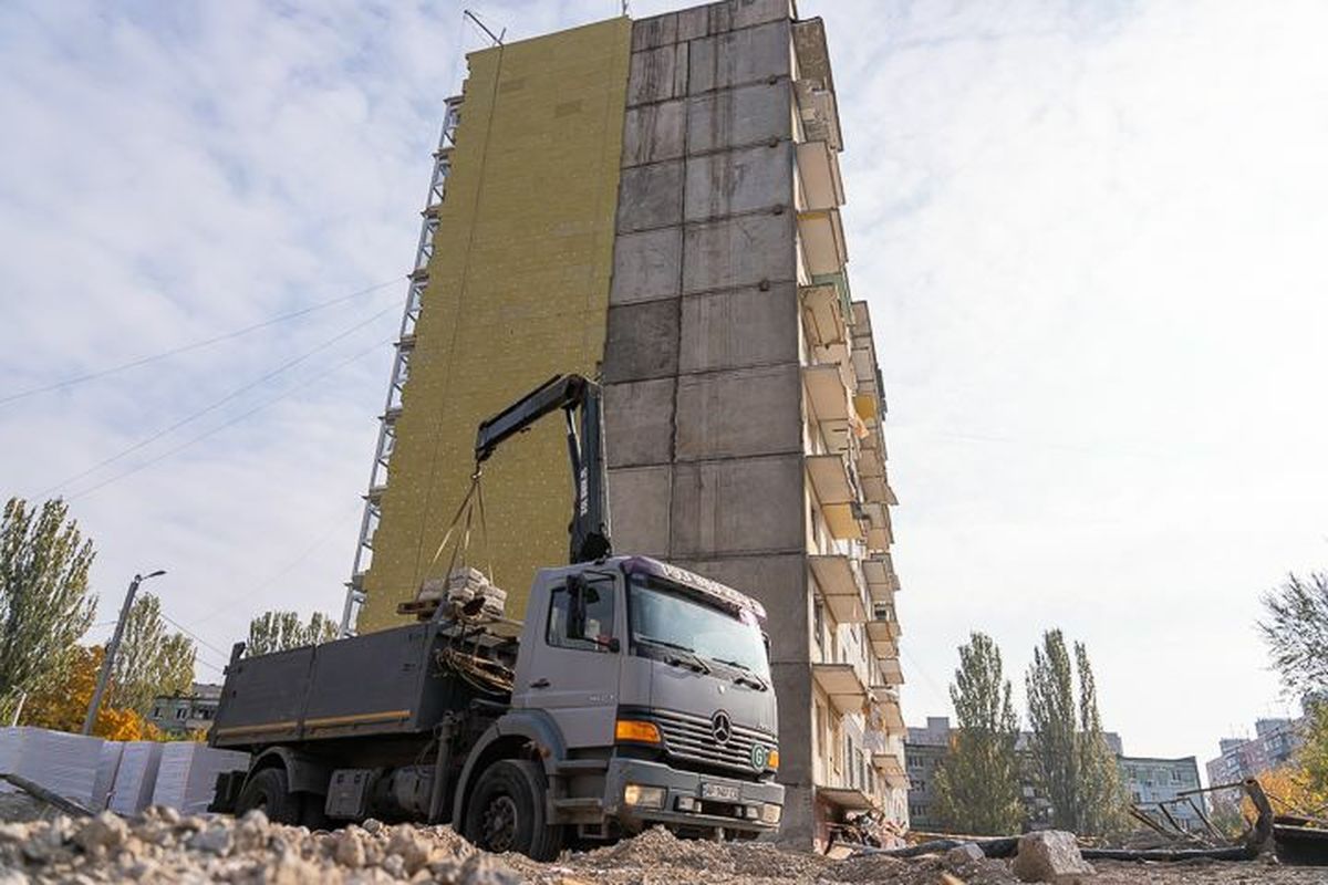 Понад два роки після ракетного удару - як у Запоріжжі триває відновлення будинку на Зестафонській