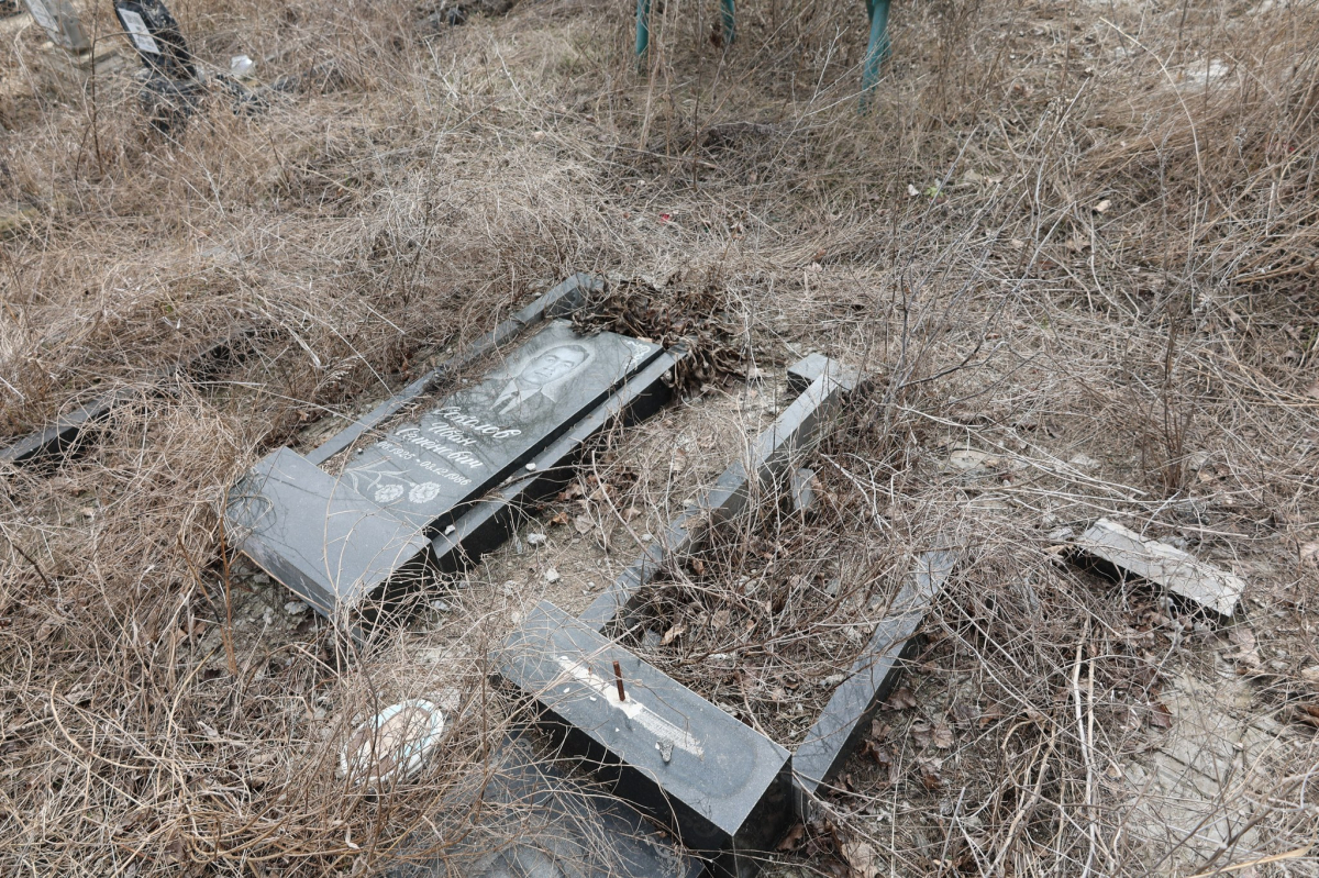 Воюють з мертвими - російські обстріли зруйнували кладовище в Запорізькій області (фото)