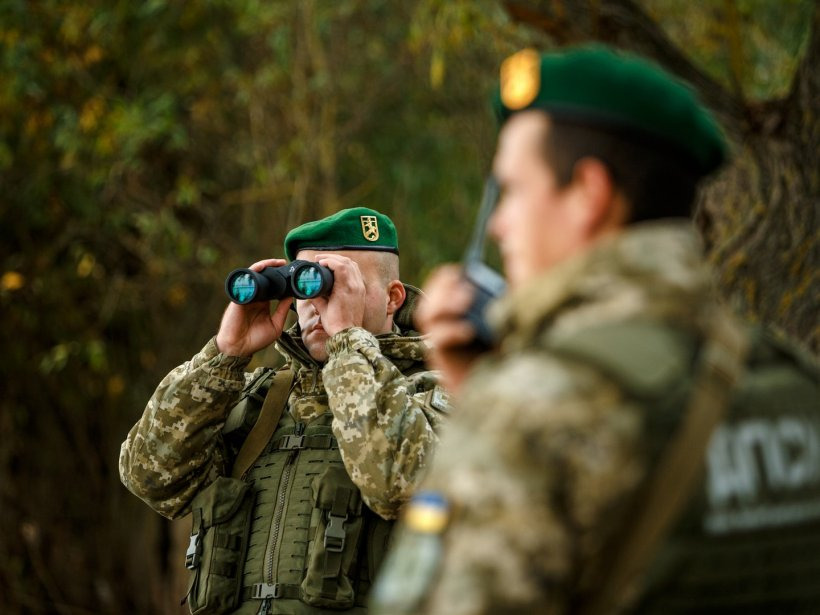 Дев'ятеро у позашляховику: запоріжець та «попутники» з інших областей намагалися втекти до Молдови (фото, відео)