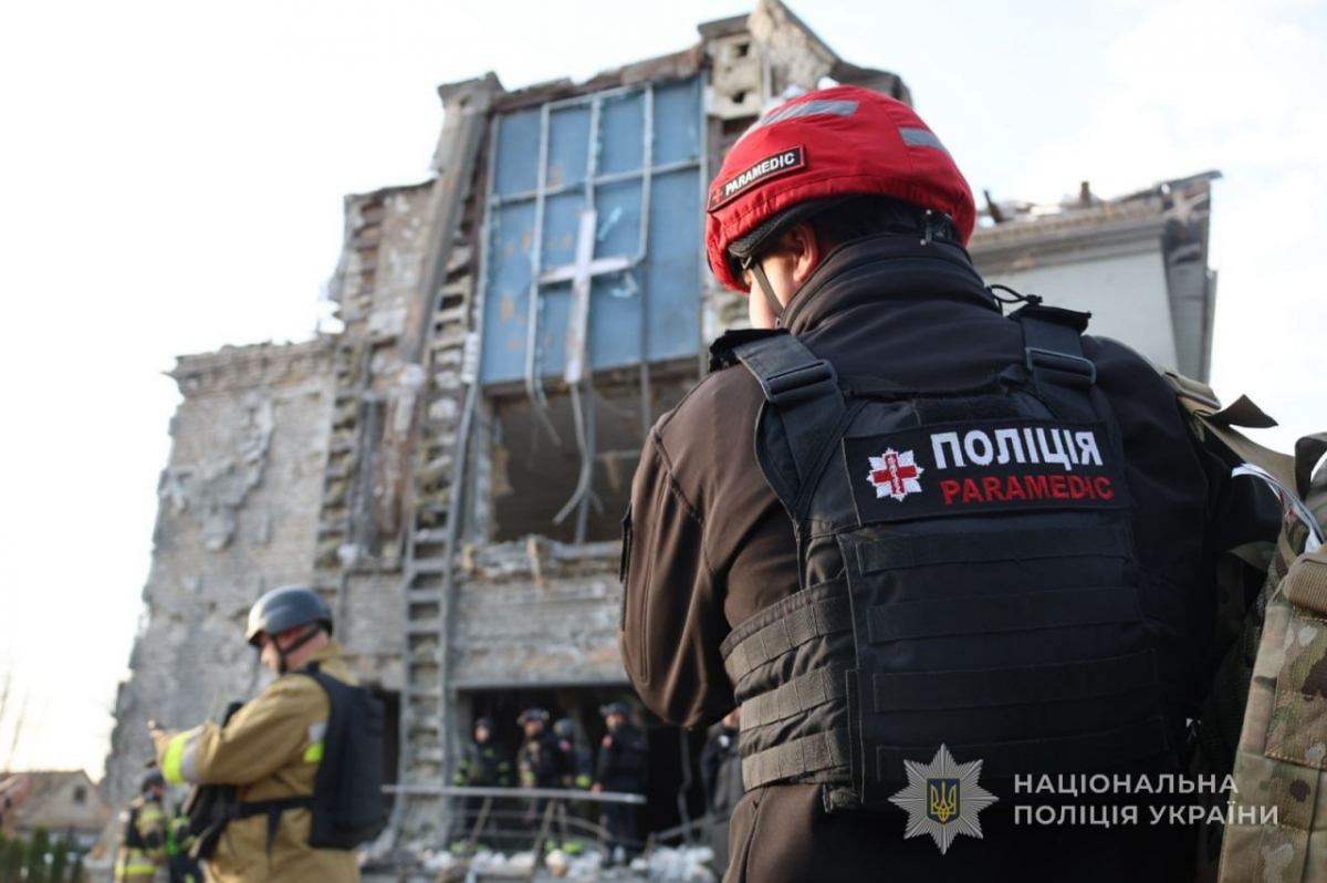 Авіабомба влучила поруч із церквою: у Запоріжжі внаслідок удару загинув чоловік, є поранені (фото, відео)