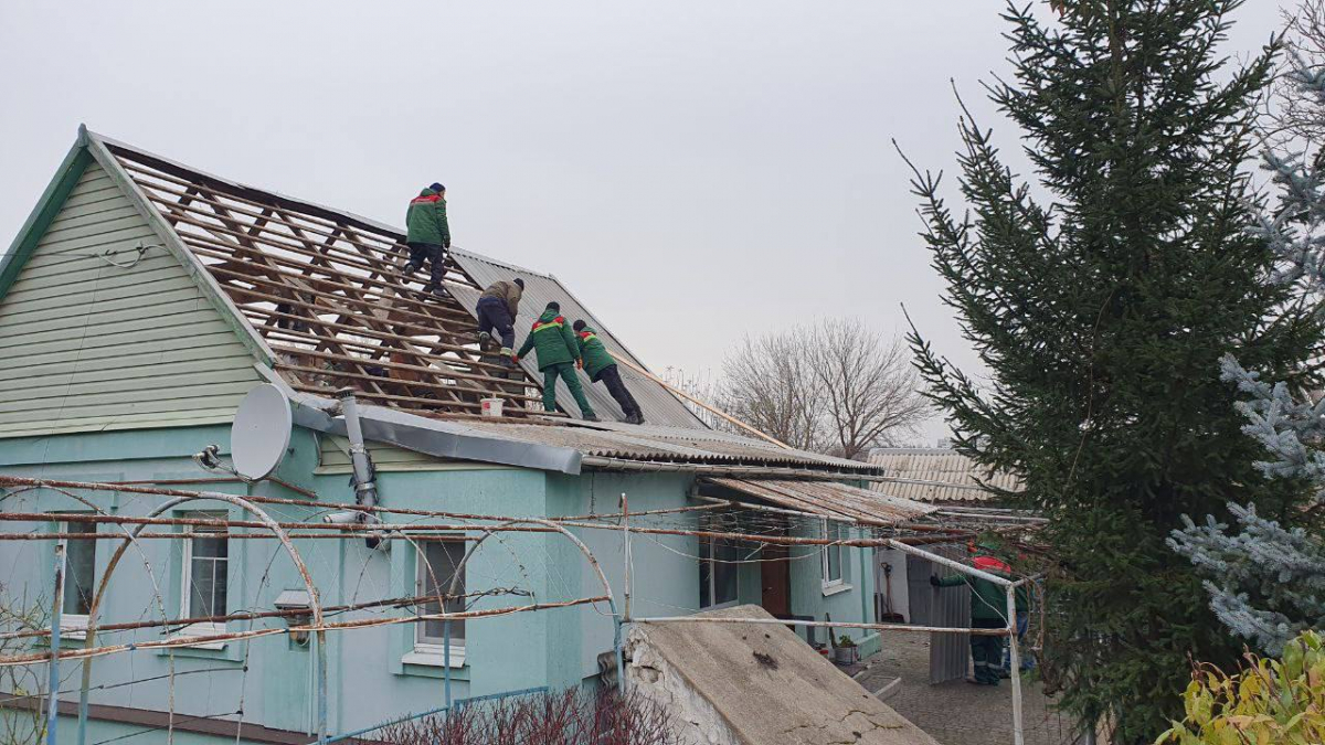 Кількість пошкоджених будинків зросла - що відбувається на місці ракетного удару по приватному сектору Запоріжжя (фото)