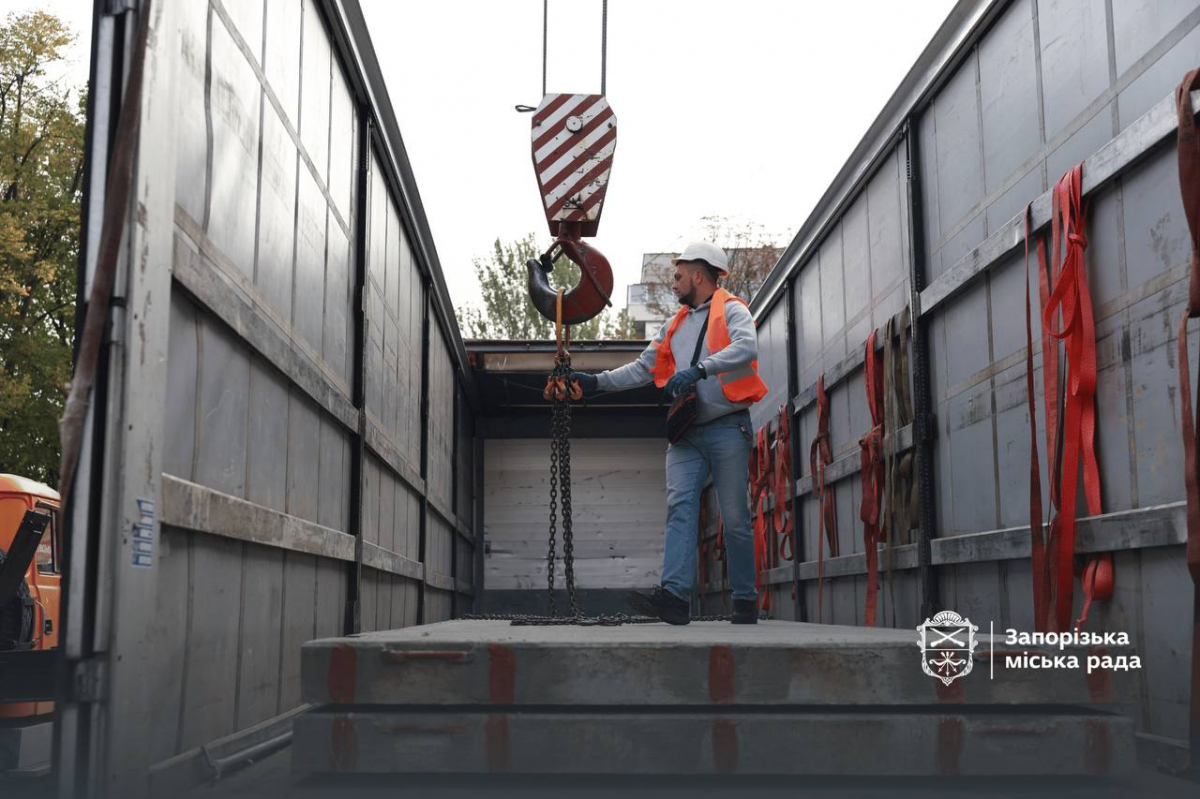 Під сітками та за бетонними стінами: у Запоріжжі облаштовують нові укриття та захист від FPV-дронів (фото)