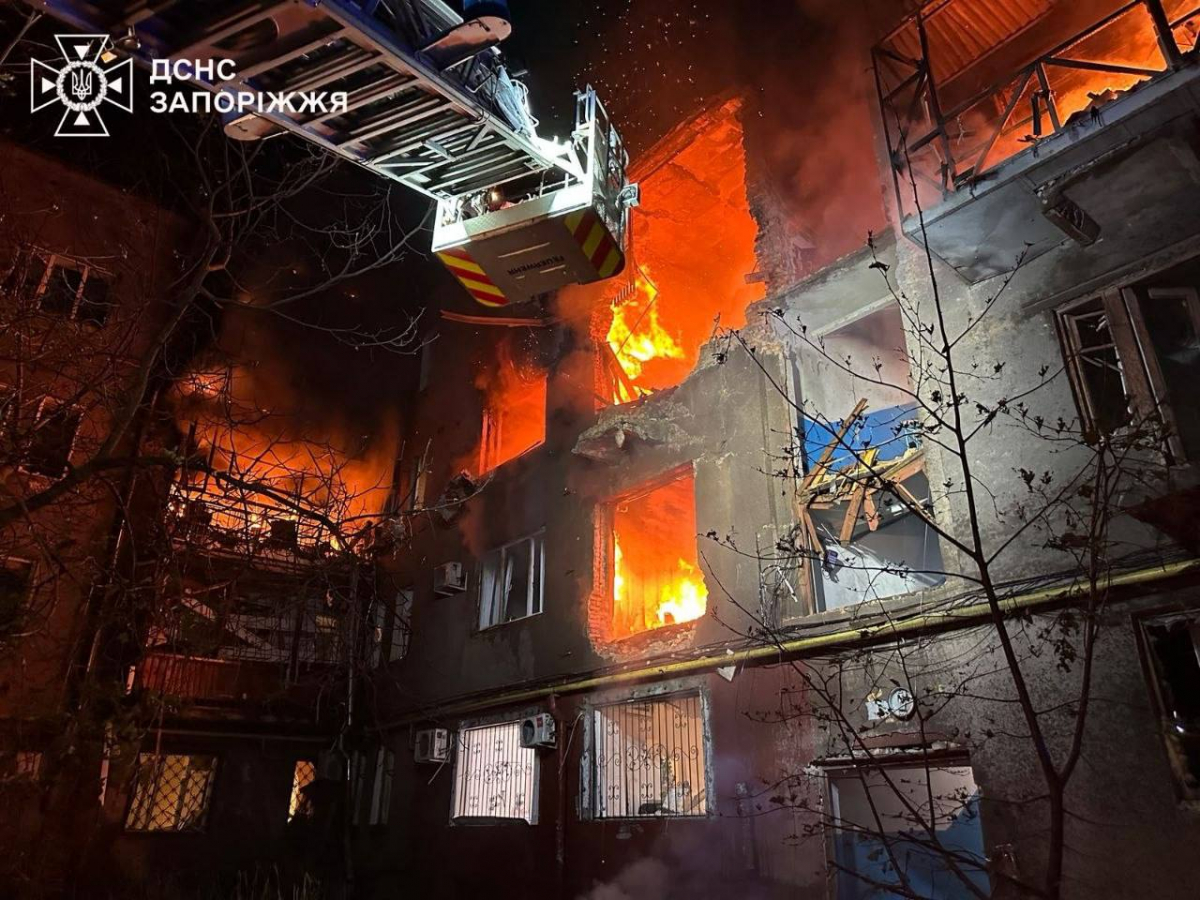 Сильна пожежа, поранені люди: у неділю ворог ударив по житловій багатоповерхівці у Запоріжжі