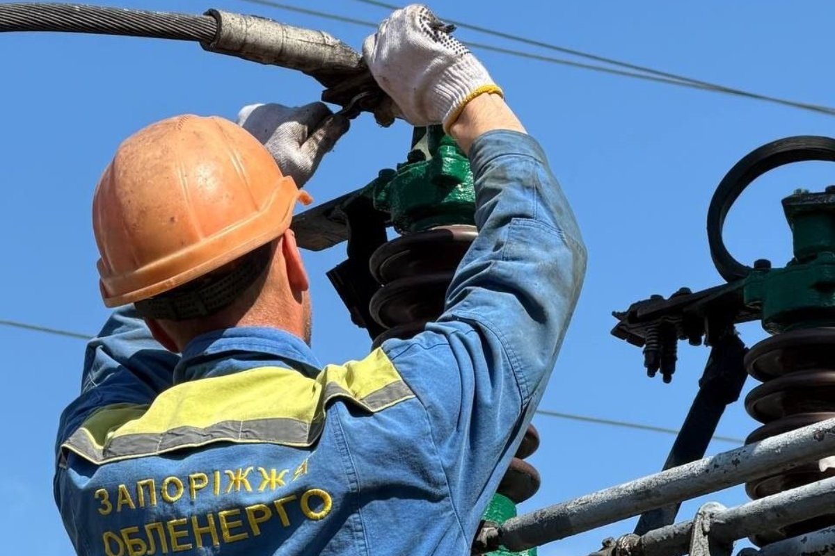 П’ять бригад і сім годин роботи: як енергетики повертали світло після удару по Запоріжжю