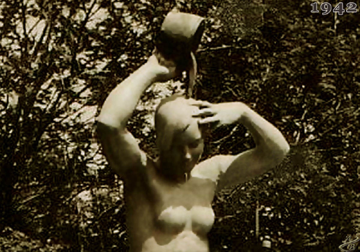 Чарівна "купальниця" - фонтан у запорізькому парку прикрашала скульптура таємничої жінки (фото)
