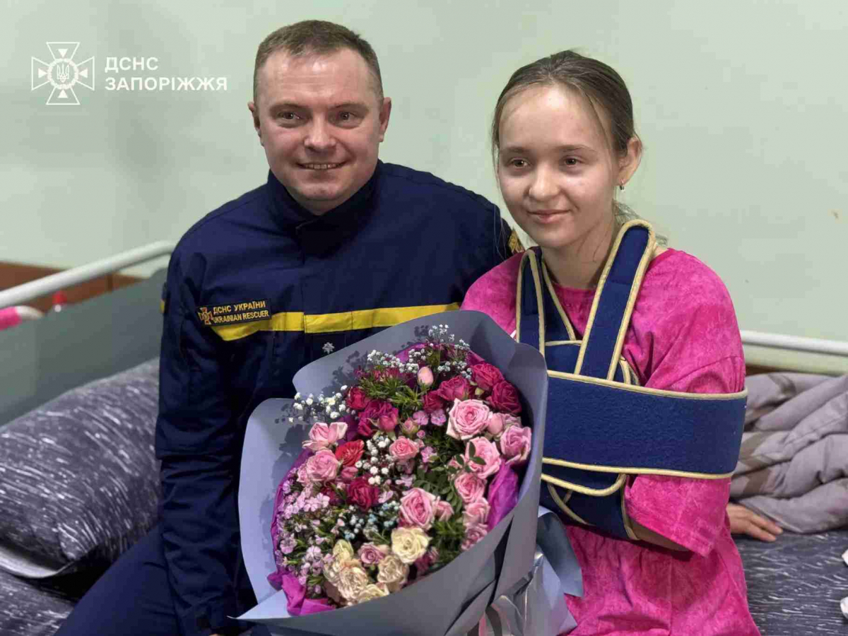 Вже готується до виписки: дівчина, яку дістали з-під завалів у Запоріжжі, уперше зустрілася зі своїм рятівником (фото)