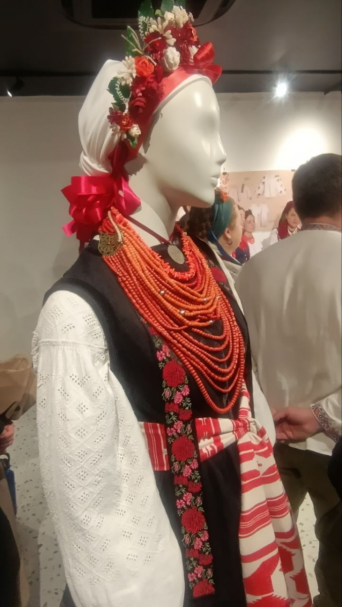 Старовинні скрині, рушники та пісні степу - у Запоріжжі відкрилася унікальна виставка врятованих з-під обстрілів артефактів (фото)
