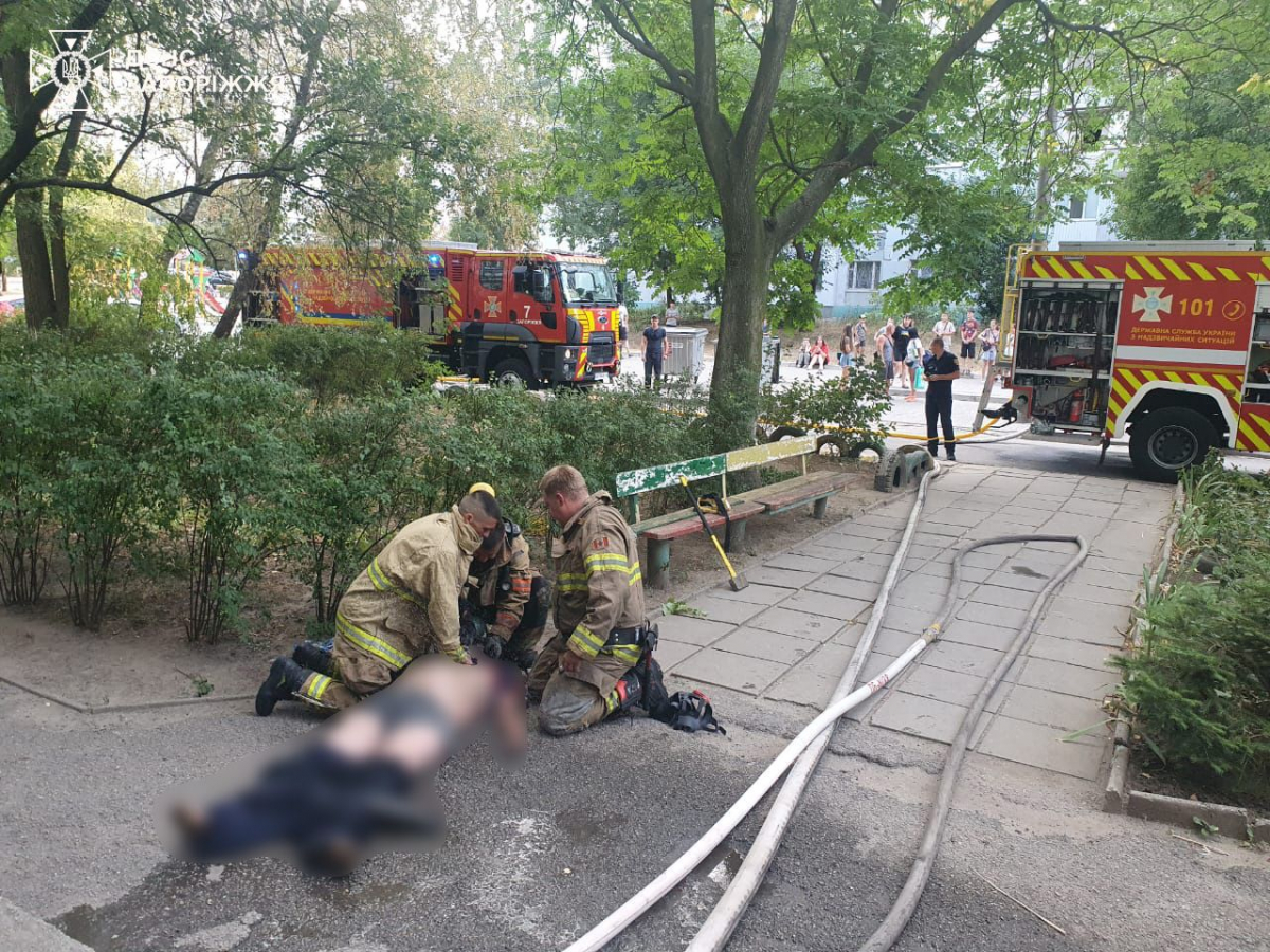 Реанімація не допомогла - під час пожежі у запорізькій дев'ятиповерхівці загинув чоловік (фото, відео)