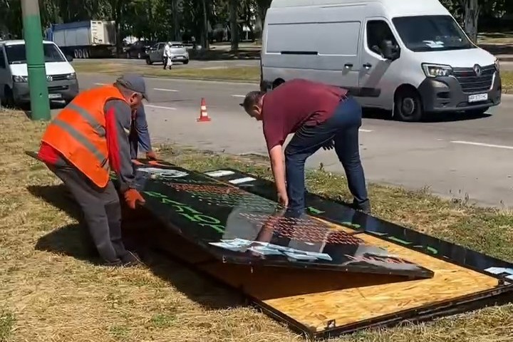 Запоріжжя позбувається зайвого – з вулиці прибрали російськомовну рекламну вивіску (фото, відео)