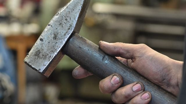 Вдарила молотком понад 25 разів - у Запоріжжі жінку визнали винною за вбивство сусіда, який на неї напав