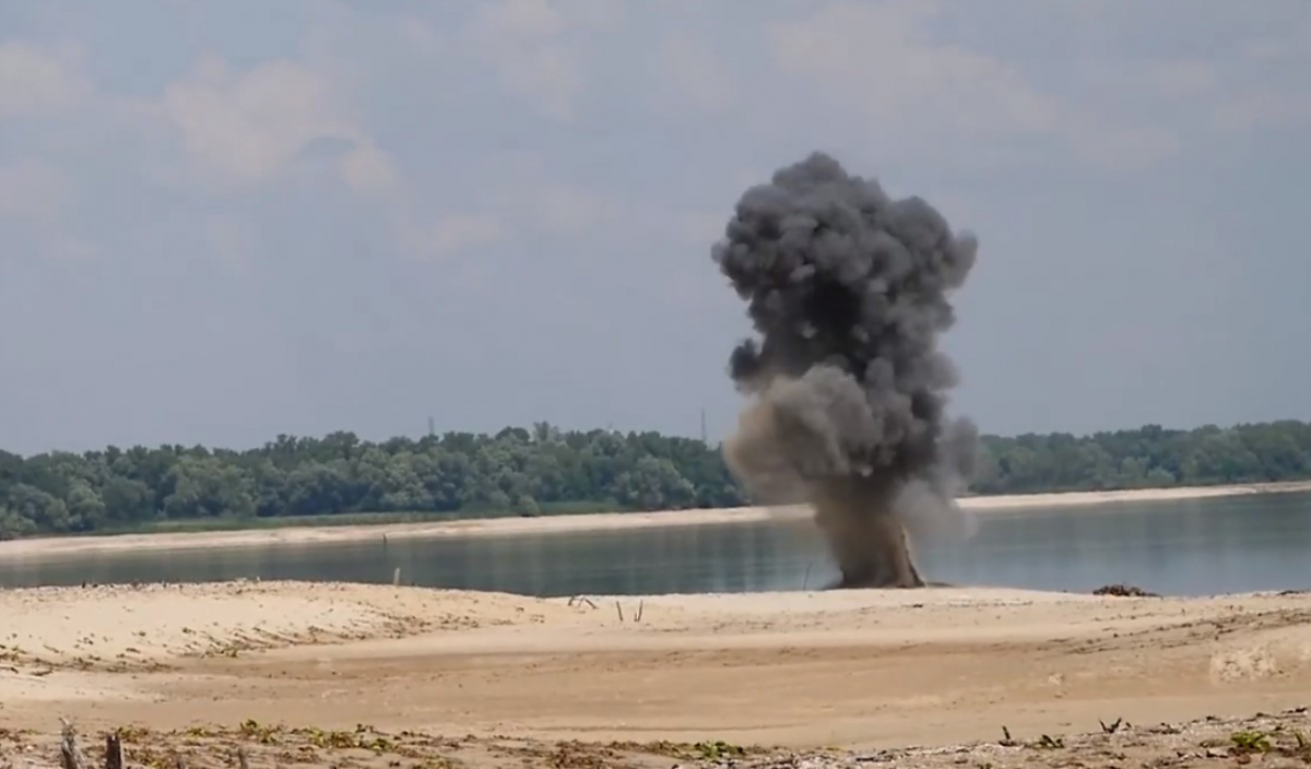 Вибух на пляжі: в Запоріжжі на березі Дніпра виявили залишки ракетного снаряда - відео